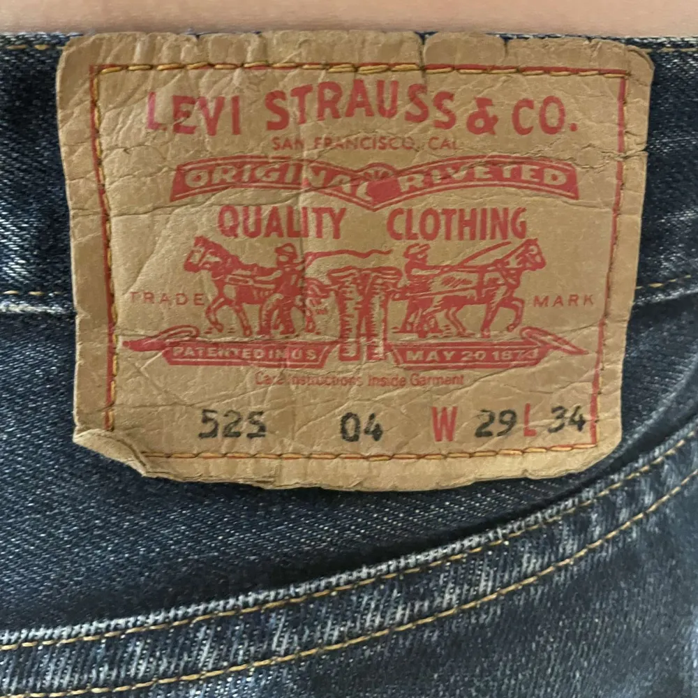 Levis jeans som är lite bootcut. Bra skick, storlek och midja står på sista bilden. . Jeans & Byxor.