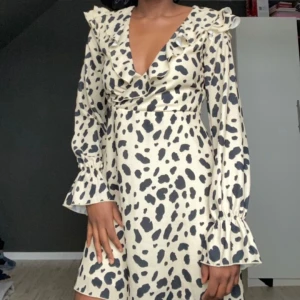 Gul och svart klänning med volanger. - Väldigt passande för student firande denna sommar. Använd för just det ändamålet av mig. Bra kvalite och pris ;)