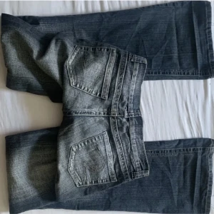 Vintage lågmidjade bootcut Jeans - Intressekoll på mina Favvojeans! Vääldigt lågmidjade och snygg bootcut! 18 cm midjehöjd. Långa ben så passar även långa tjejer, storlek 34/36.  Älskar jeansen så säljer endast vid tillräckligt bra bud!