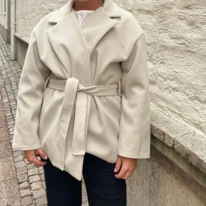 Kappa  - kort kappa från missay, passar S och där runt. Använd men endå bra skick, säljs därför i befintligt skick.