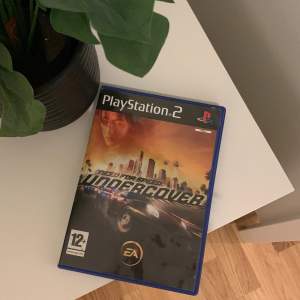 Need For Speed Undercover till Ps2. Köptes förra månaden, alltså är den i ett utmärkt skick. Säljer då jag köpt en ny konsol. 