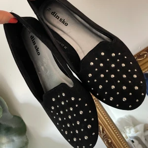 Ballerinaskor - Fina ballerinaskor med silver stenar på perfekt för våren och sommaren!