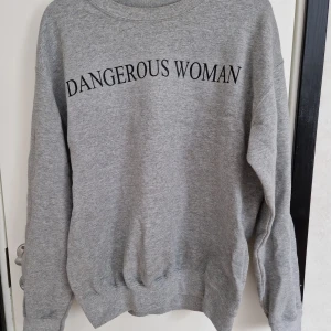 Ariana grande merch - (LIGGER UPPE PÅ ANDRA SIDOR)  Storlek: M Märke: Ariana Grande  Anmärkningar: Kan ej hitta något  Tror denna är unofficial. Välanvänd men fint skick ändå! Ariana Grande x Dangerous woman.