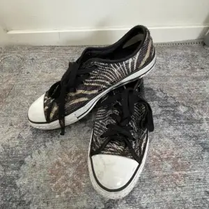 Zebra glitter skor från converse! Unika och jättesnygga