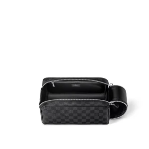 Louis Vuitton Nessesär  - Säljer min 1 år gamla Louis Vuitton nessesär som är använd, är i nyskick och inget märke på den
