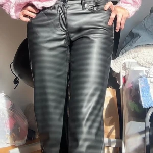 Skinnbyxor  - Säljer nu mina Skinnbyxor från lager 157 för att dom ej kommer till användning, sitter jötte fint på och är lågmidjade, pris kan diskuteras vid snabb affär ❤️