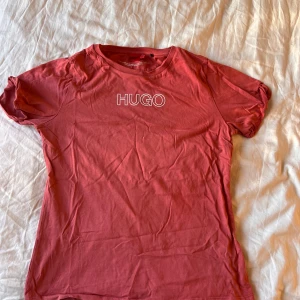 Hugo Boss t-shirt - Orange/korall T-shirt ifrån Hugo Boss i storlek L Ganska tajt i storlek och formad utifrån kroppen.  (Har tyvärr ingen tillgång till strykjärn där av skrynklig)