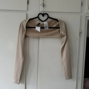 Beige bolero H&M divided  - Beige bolero från Divided H&M. Nyskick med prislapp på. 