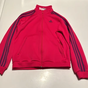 Adidas träningströja - En rosa träningströja i märket adidas💗 använd mycket lite men köptes begangnat, ändå i nästan helt nytt skick😊