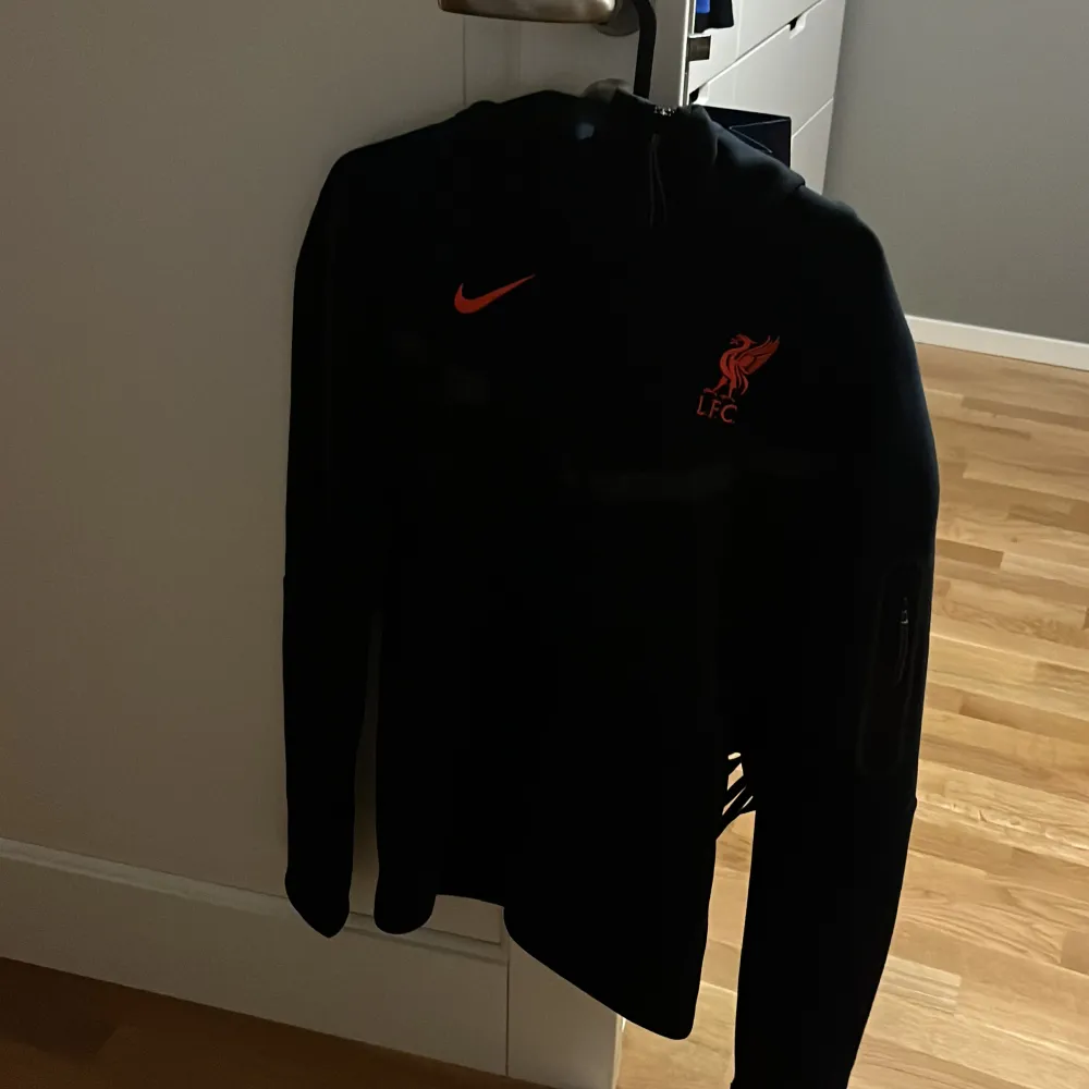 Liverpool Nike tech fleece Aldrig använd  Mycket bra skick  . Hoodies.