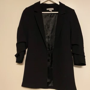 Kavaj strl 34 - Säljes i jättefint skick!  Kolla gärna in mina andra annonser för samfrakt!