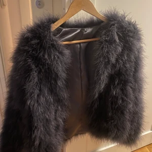 Pälsjacka - Grå pälsjacka, super till våren!!