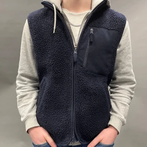 Fleece väst - Snygg mörkblå fleece väst i otroligt bra skick. Storlek M