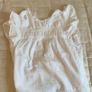 Sommar Top💘 - En sommar Top som är köpt på vinyl i köping, Änvändt några gånger har en liten svart fläck på Axel syns inte jättefin💘  Pris kan vi prata om köpte den för 250 men säljer 175kr