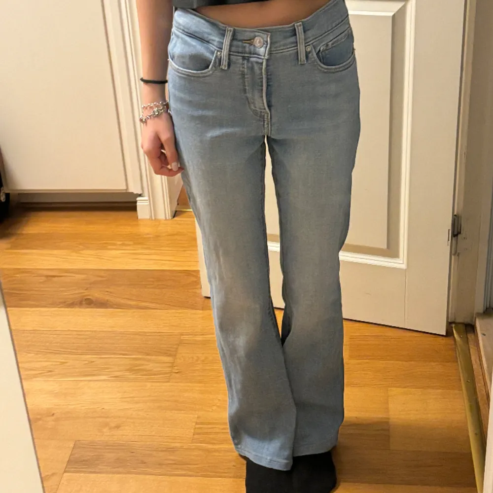 Funderar på att sälja de här jättesnygga mid waist bootcut-jeansen från levis då de kan få ett bättre hem. De är supersnygga och true to size 😋. Farkut & Housut.