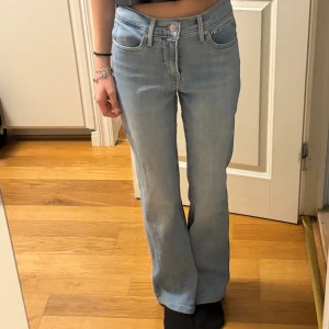 Levis 315 bootcut  - Funderar på att sälja de här jättesnygga mid waist bootcut-jeansen från levis då de kan få ett bättre hem. De är supersnygga och true to size 😋