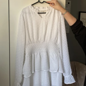 Klänning  - Jätte fin klänning fin till sommaren köpt i våras och kom aldrig till andvändning 