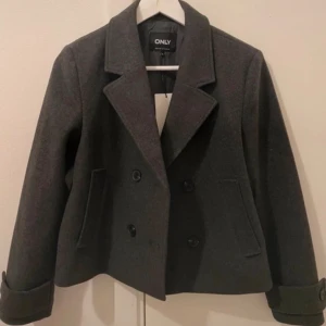 Grå kappa  - Grå kort kappa!🤩