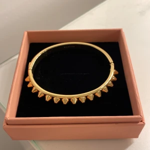 edblad nitarmband - jättefint nitarmband från edblad!! fick det ganska nyss så det har därför inte kommit till användning därmed inga defekter alls💓köpt för 599