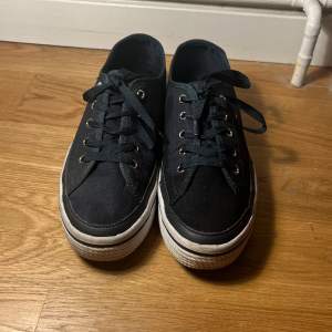 Väldigt snygga sneakers perfekta för sommaren! Bra skick, bara använda ett par gånger. De är mörkblå men ser svarta ut i vissa ljus. Storlek 40 men kan passa 39 också. Priset går att förhandla vid snabb affär!