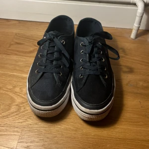 Sneakers  - Väldigt snygga sneakers perfekta för sommaren! Bra skick, bara använda ett par gånger. De är mörkblå men ser svarta ut i vissa ljus. Storlek 40 men kan passa 39 också. Priset går att förhandla vid snabb affär!