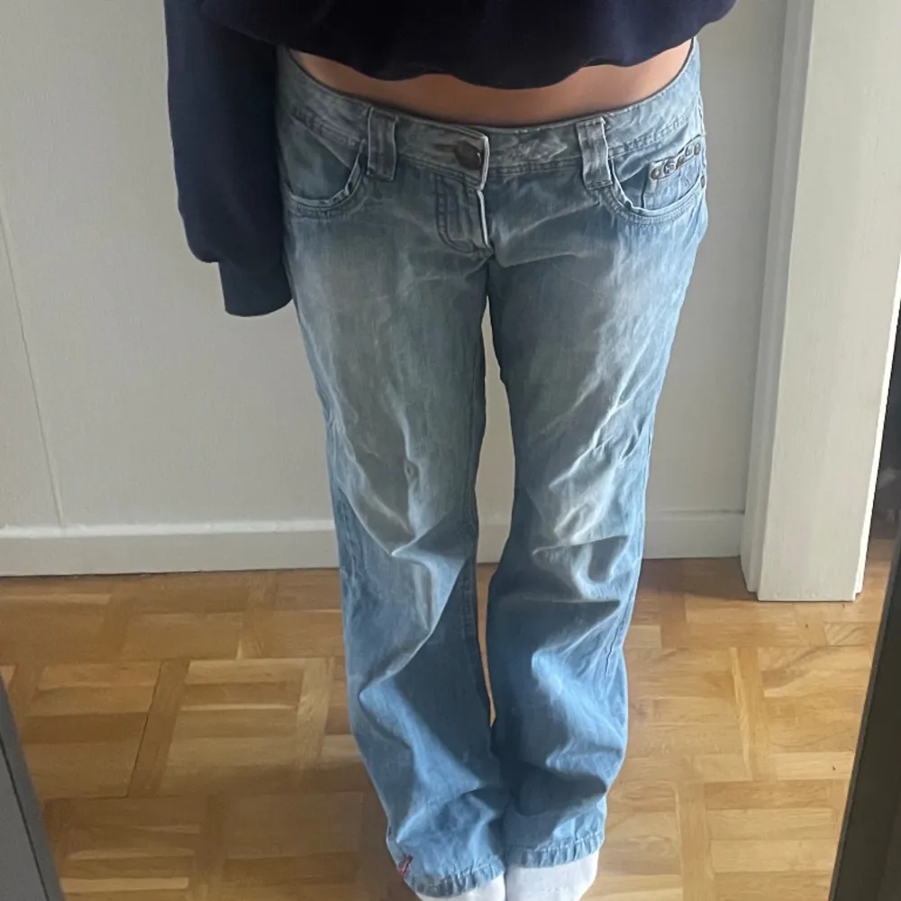 intressekoll på dessa låga jeans💓. Jeans & Byxor.