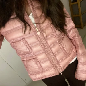 Moncler jacka - Säljer denna supergulliga dunjackan från moncler❤️ Nyskick men har tyvärr varken kvitto eller liknande därav priset🫶 qr kod finns dock på insidan som bevisar äkthet❤️Nypris ligger på 9000kr🫶 Många intresserade så buda priv eller köp direkt för 2500❤️❤️