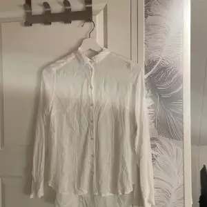 En vit skjorta från lindex i storlek xs🤍Aldrig använt