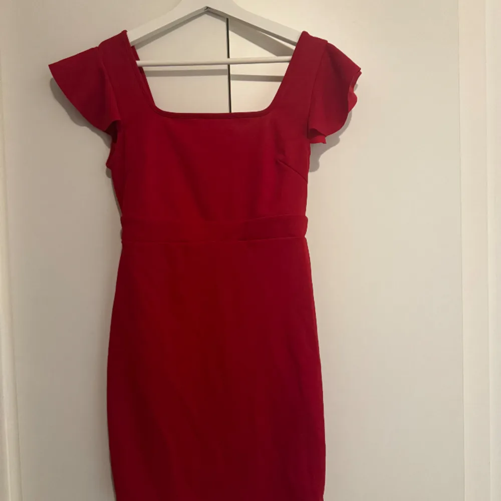 Röd klänning i storlek XS, från H&M använd 1 gång. Klänningar.