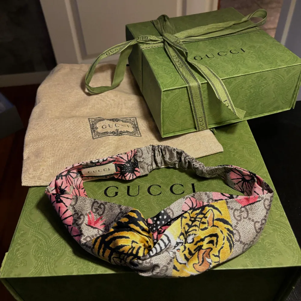 Säljer mitt Gucci Headband i modell: Bengal Tiger Print Silk. Kommer tyvärr inte till användning mer. Använt som hårband innan. Box och dustbag medföljer. Nypris: 4000kr Säljs för: 900kr. Övrigt.