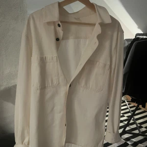 Tunn jacka  - Vit skjortkacka som är i 10/10 skick. Köpte denna men storleken passar inte mig. 