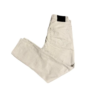 Woodbird jeans - Säljer ett par riktigt snygga ljusgrå jeans från Woodbird i en slimfit, inga skador eller defekter. Storlek 30/30
