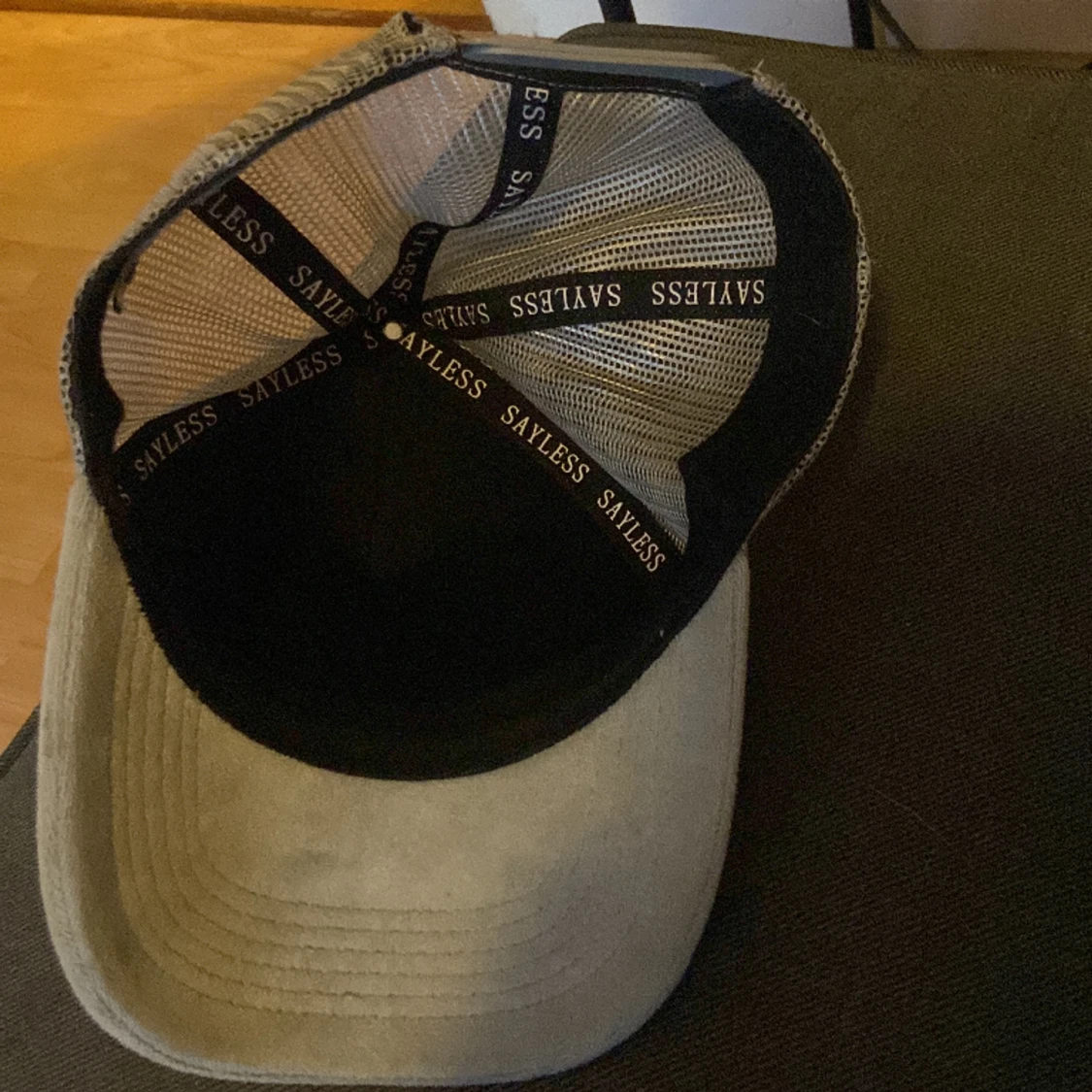 Grå Velvet keps från say less limited edition. Skicket på kepsen är 7/10. Köparen står för frakten - 91