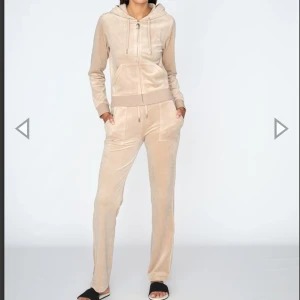 Juciy couture beige - Beige juicy sätt säljer då jag inte har nytta av den eftersom den inte passar längre kan tänka mig gå ner i pris