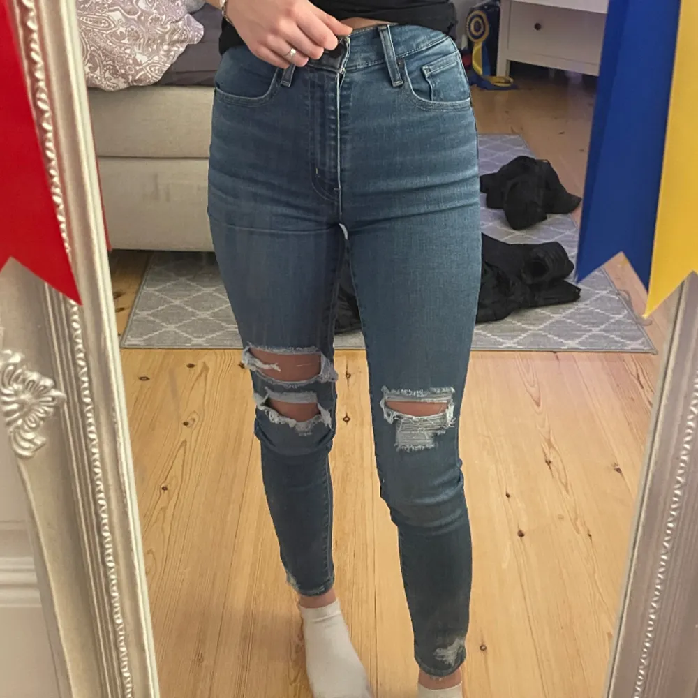 Blåa Levis jeans med slitningar! Använd Max 2 ggr, så skulle säga de är som nyskick, väldigt sköna.  Nypris: ca 1200kr . Jeans & Byxor.