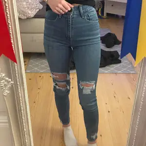 Blåa Levis jeans med slitningar! Använd Max 2 ggr, så skulle säga de är som nyskick, väldigt sköna.  Nypris: ca 1200kr 