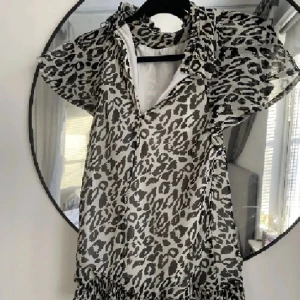 Leopard  - Jättefin blus till sommaren 