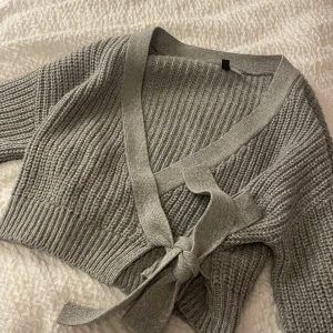 Omlottkofta - Grå stickad omlottkofta från H&M i bra skick. Stl S