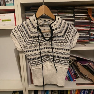 Stickad topp - En så snygg kortärmad stickad topp från Zara! I Toppen skick, har aldrig använts! Liten i storleken så sitter tajt på M.  Nypris 300kr 
