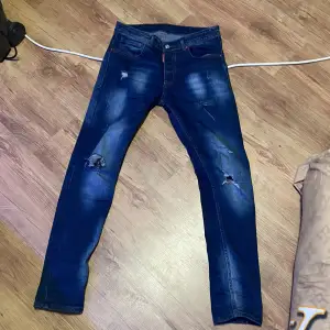 Jeans som inte passar mig längre är i damstorlek och är blå  