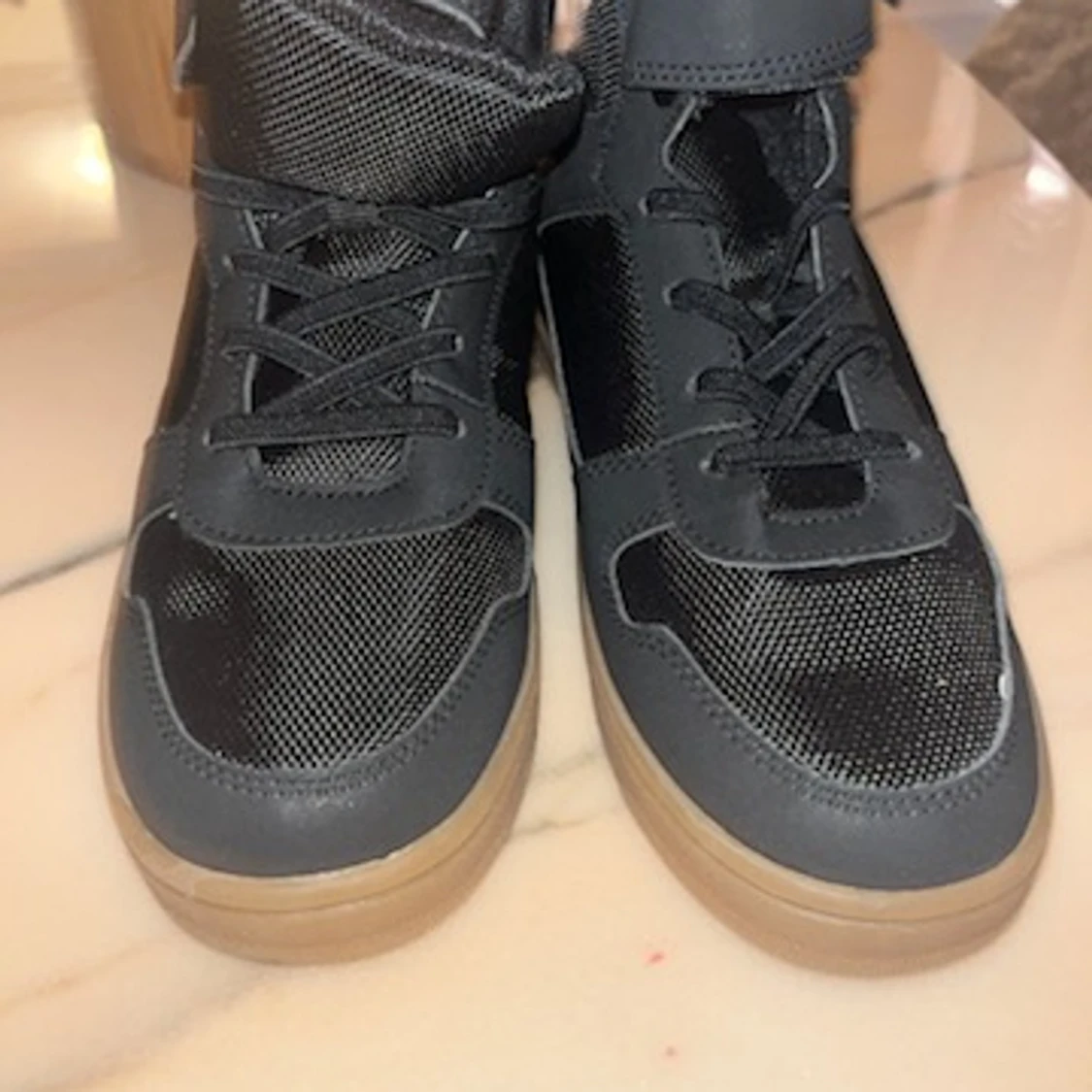 Svarta, höga skor  - 90