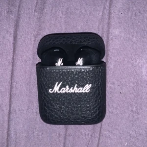 Marshall minor iii - Ett par nästan helt oanvända bluetooth hörlurar ifrån Marshall. Köpta på blocket för 700kr, har för små öron för dem men annars jättebra!!
