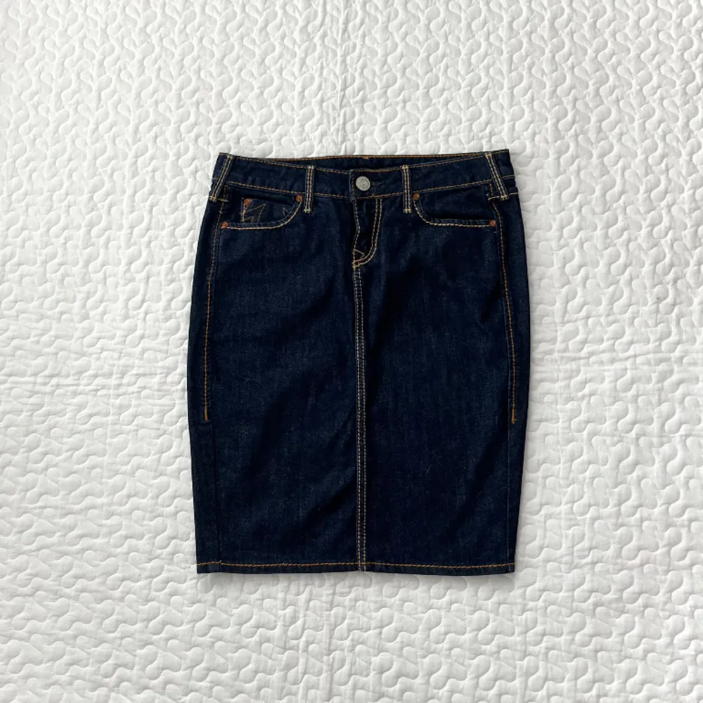 Lågmidjad vintage jeanskjol från true religion i storlek W27, midjemått: 81cm längd: 52cm 💕. Kjolar.