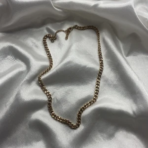 Guld halsband - Använt 1 gång, kommer inte till användning längre💗