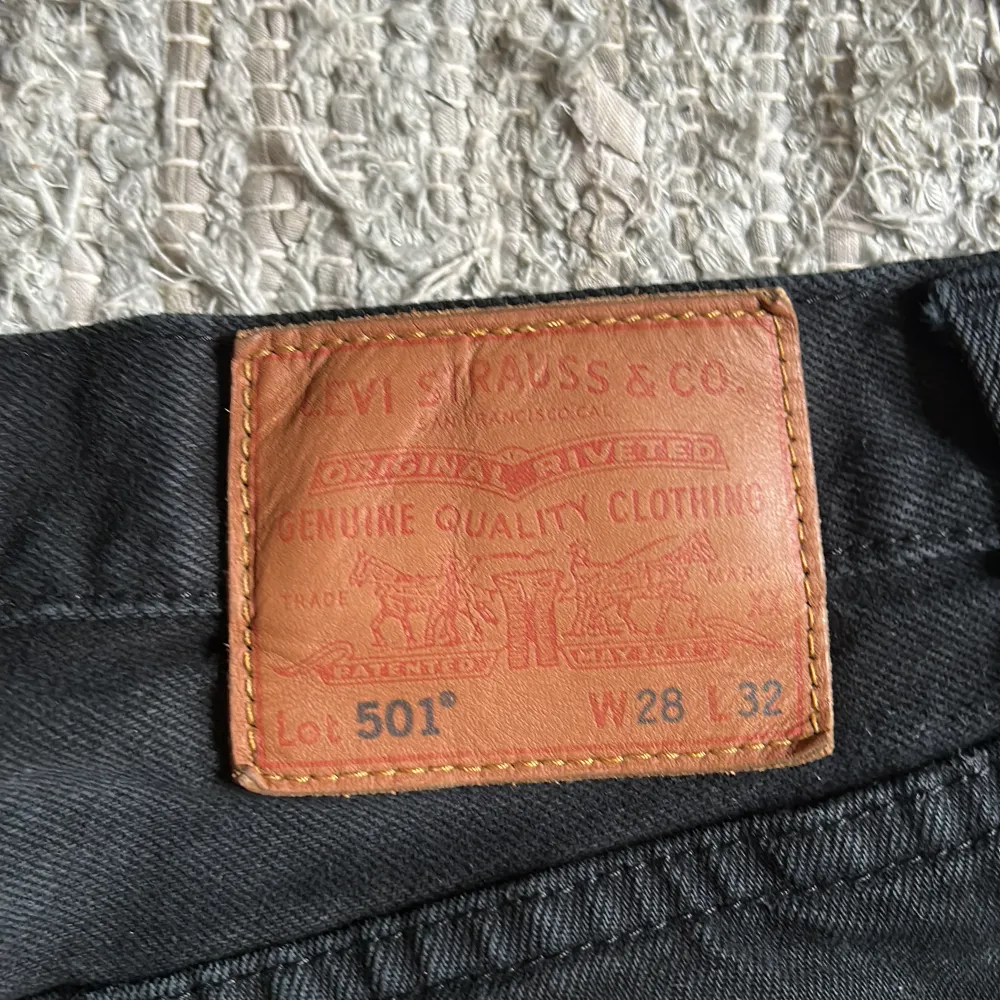 Svarta levis 501  W28 L32 Inget hål eller skada Ser nya ut.. Jeans & Byxor.