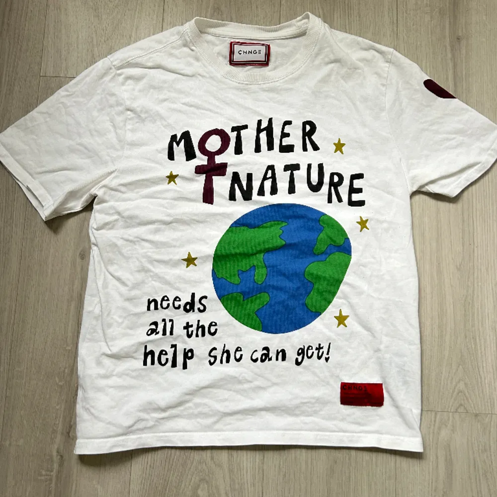 OBS (pris kan diskuteras) säljer denna fina fina t-shirt då jag inte längre får användning av den. Inga defekter. storlek M. T-shirts.