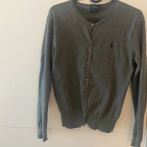 Kofta - Grå Ralph Lauren kofta som är oanvänd. Skriv för bilder på❤️❤️ paddlar xs och s skulle ja säga❤️