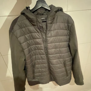 Cardigan - Tjena, jag säljer denna cardigan då jag växt ur den, Den är i sparsamt använda skick då jag bara använt den lite.