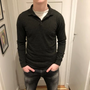 Merino rugbytröja - Rugbytröja i Merinoull-Från M&S-100% merinoull-Storlek M-killen på bilden är 182-färg är mörkgrön men ser också ut som mörkgrå-pris kan diskuteras 