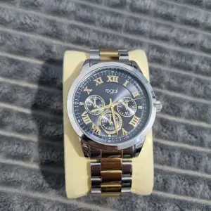 Guld/silver klocka, köpte för 700kr använder den inte längre. Jag lägger till länkna ifall klockan inte passar. 